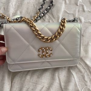 Chanel woc 19 in silver metallic